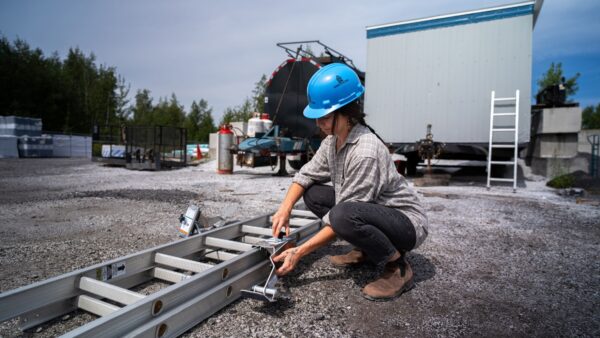 blogue-femme-en-construction-stabilisateur-echelle-protecmi
